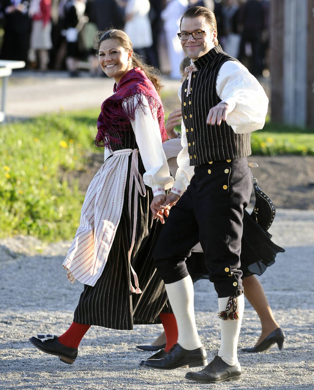 Prins Daniel och kronprinsessan Victoria båda i Ockelbodräkt folkdräkt