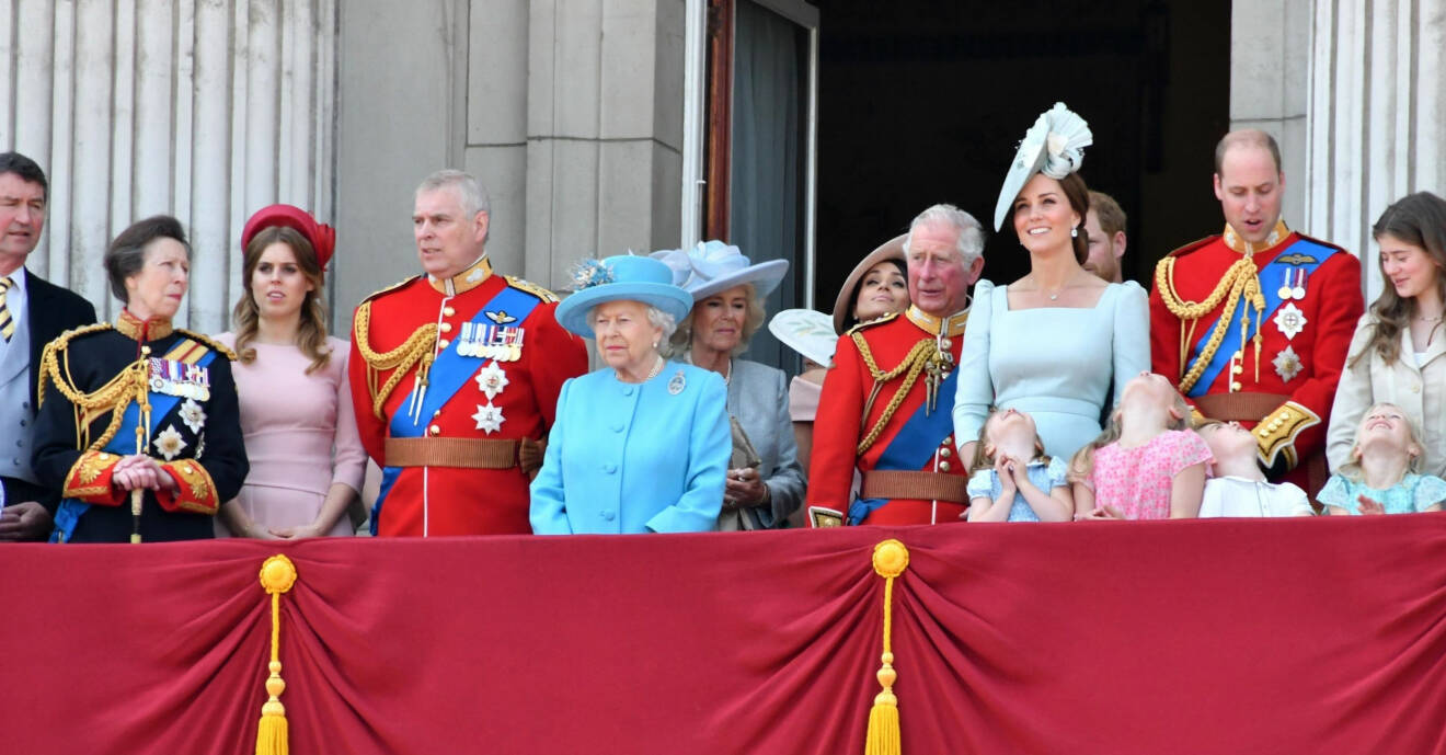 Prinsessan Beatrice med brittiska kungafamiljen Buckingham Palace slottsbalkongen