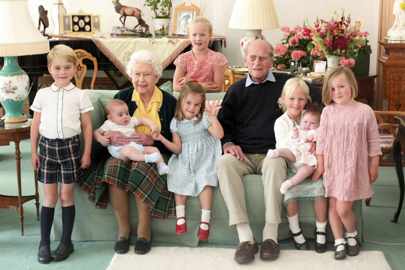 Drottning Elizabeth och prins Philip med sju av sina barnbarnsbarn, prins George, prins Louis, Savannah, prinsessan Charlotte, Isla, Lena och Mia.