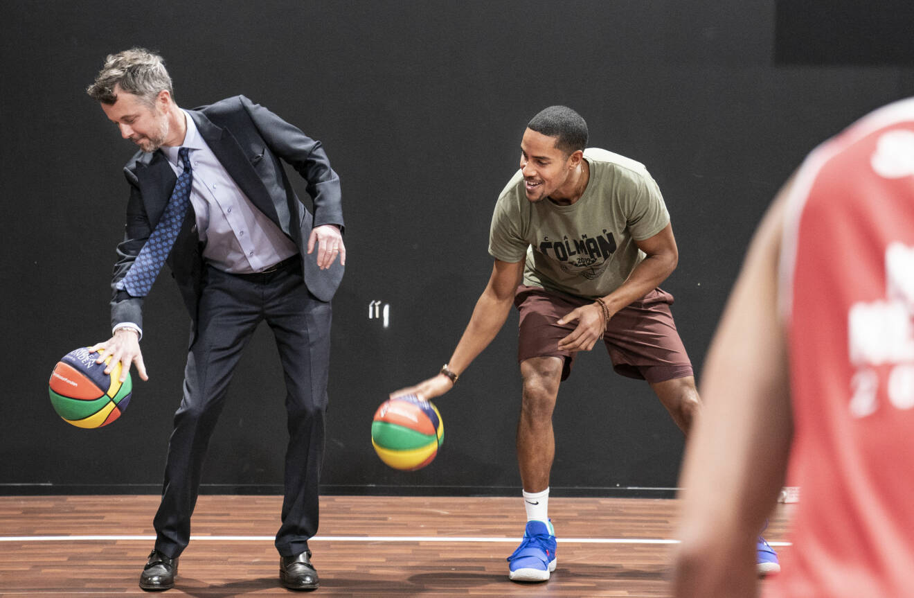 Kronprins Frederik spelar basket