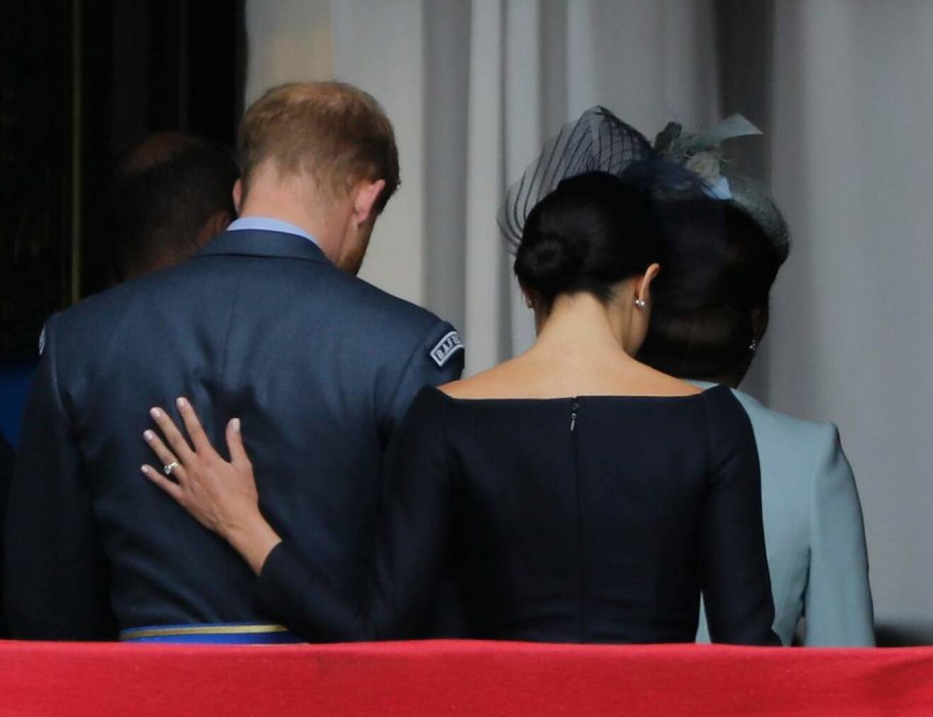 Prins Harry Meghan Markle lämnar slottsbalkongen på Buckingham Palace