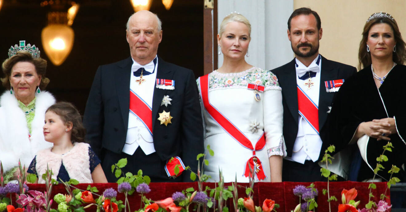 Drottning Sonja, kung Harald, kronprinsessan Mette-Marit, kronprins Haakon och prinsessan Märtha Louise