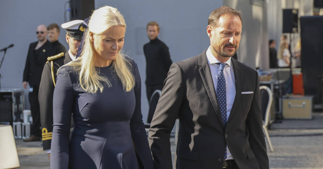 Kronprinsessan Mette-Marit och kronprins Haakon håller handen