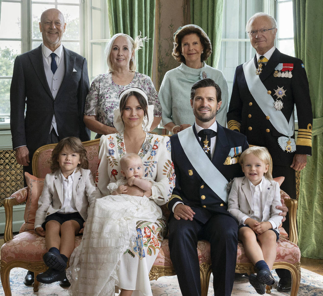 Prins Julian på sin dopdag med kungen drottning Silvia mormor Marie Hellqvist och morfar Erik Hellqvist