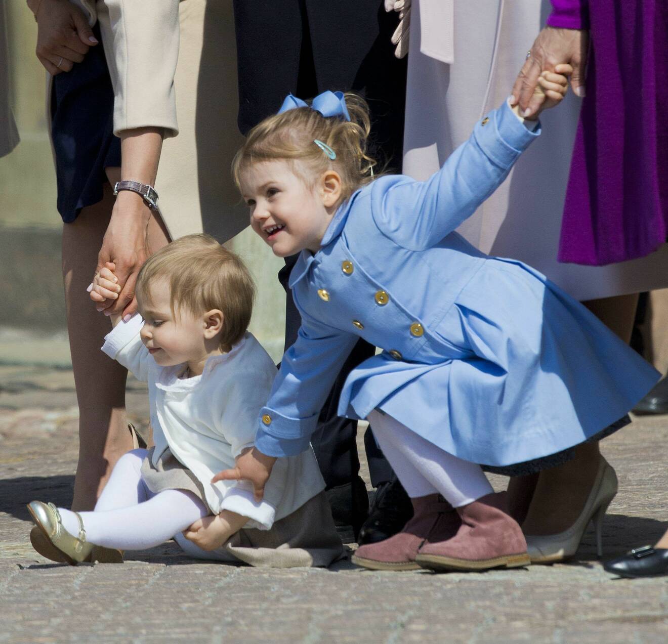 Prinsessan Leonore och prinsessan Estelle håller handen