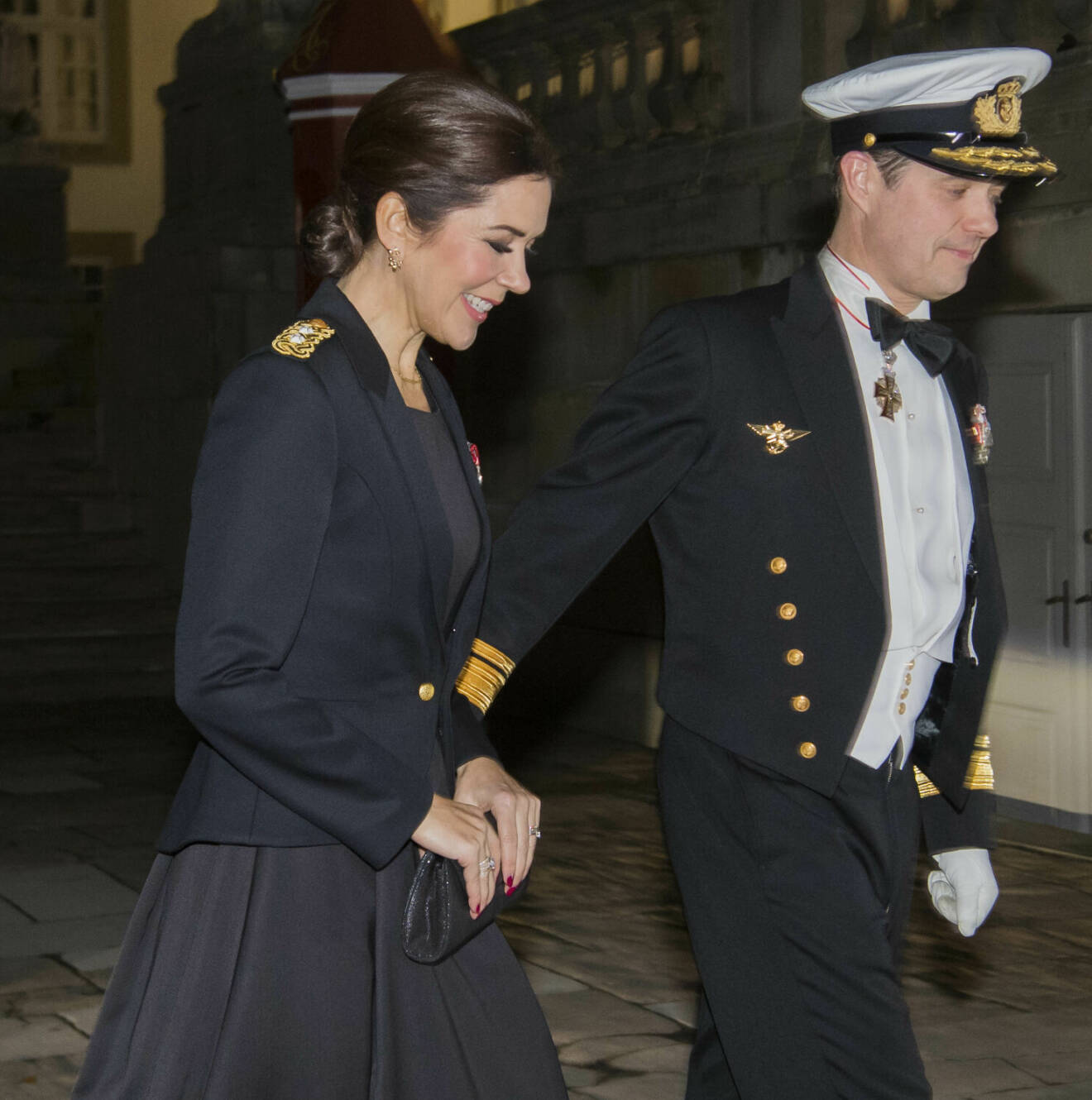 Kronprinsessan Mary och kronprins Frederik, båda i mässdräkt