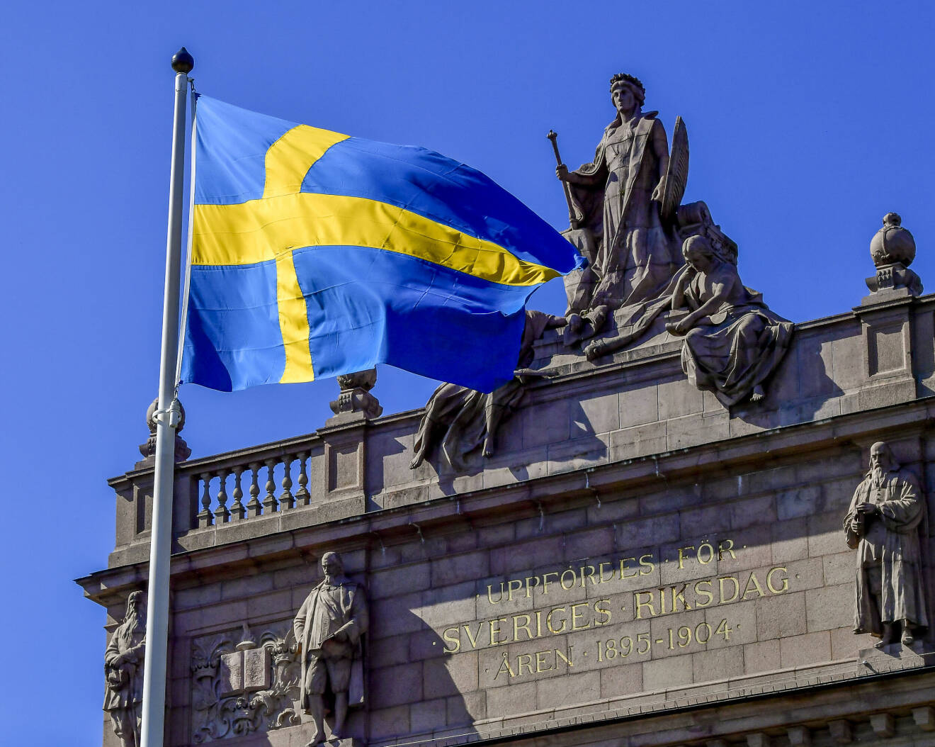 Flagga Riksdagshuset