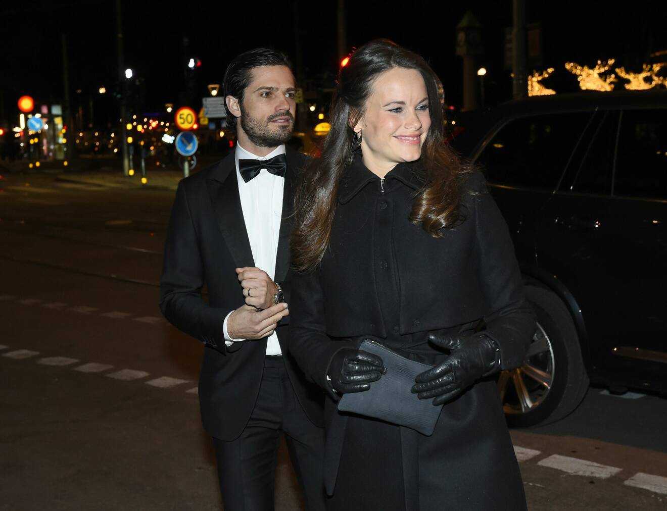 Prins Carl Philip och prinsessan Sofia påväg in på Nio rum för en välgörenhetsmiddag år 2015