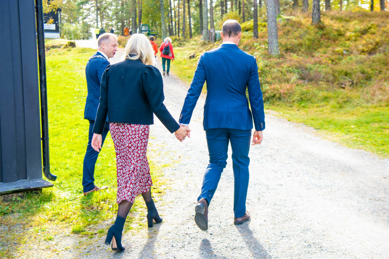 Kronprinsessan Mette-Marit Kronprins Haakon Hand i hand Fylkestur Østfold