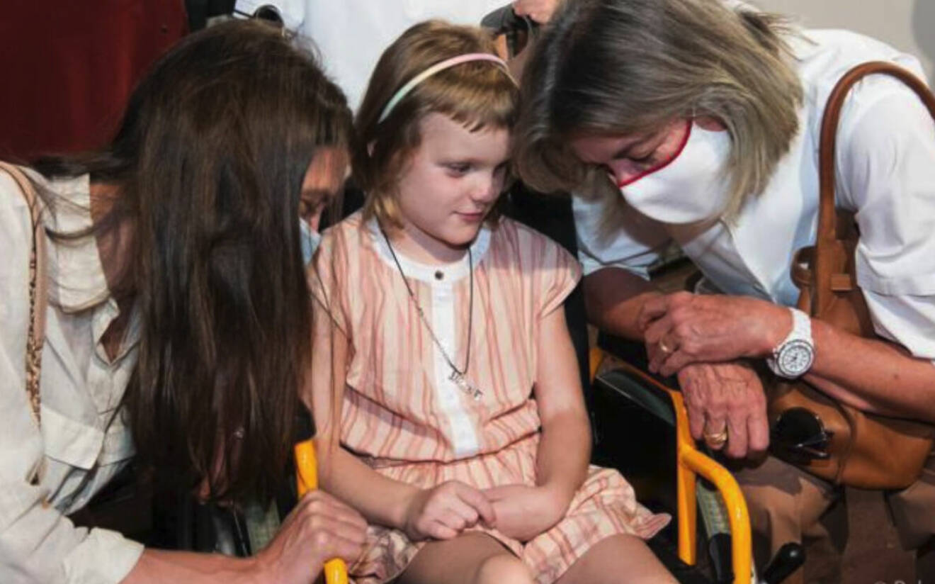 Prinsessan Caroline dotter Charlotte Casiraghi med prinsessan Gabriella rullstol