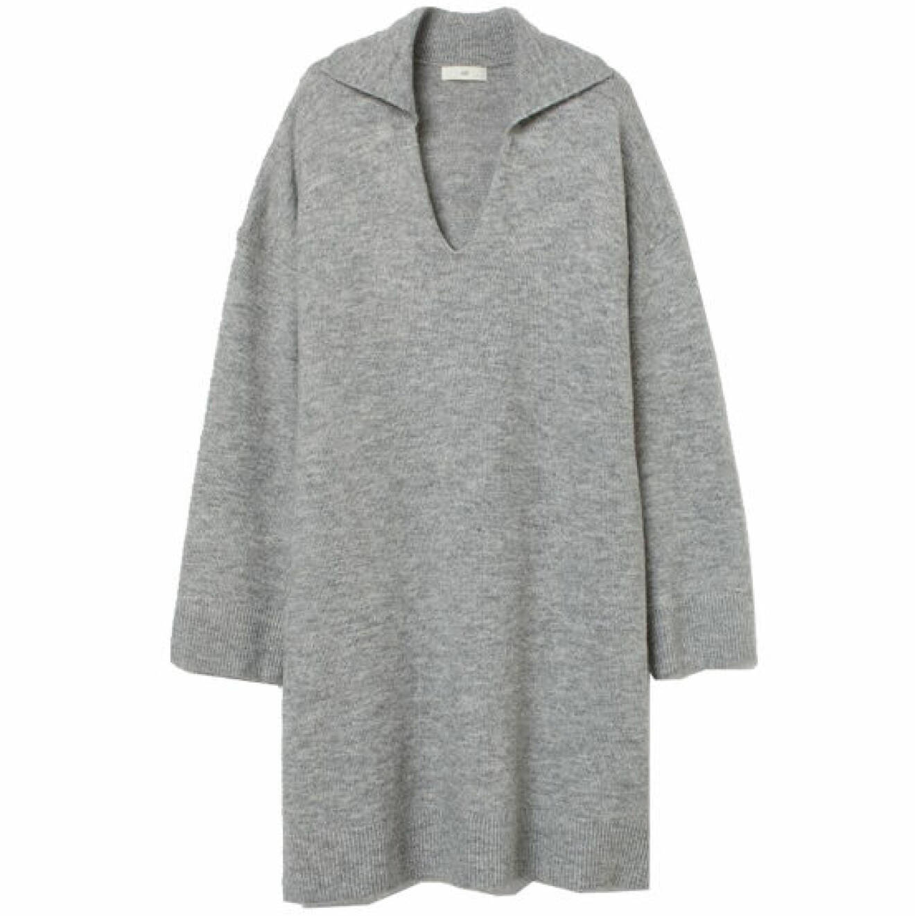 grå stickad klänning med krage för basgarderob höst och vinter 2021