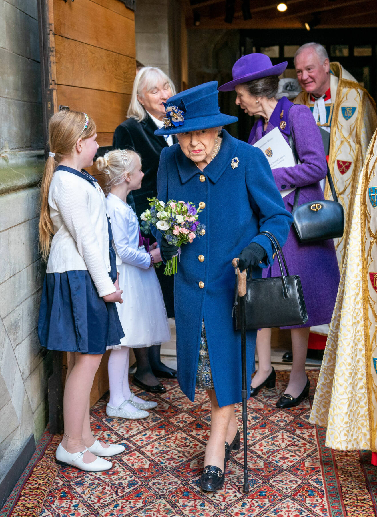 Drottning Elizabeth använder käpp, 2021