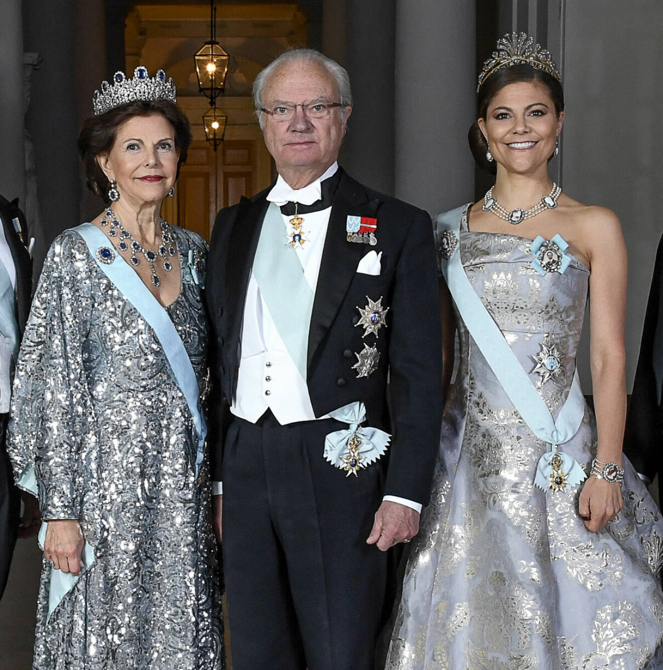 Kungen, drottning Silvia och kronprinsessan Victoria klädda till fest