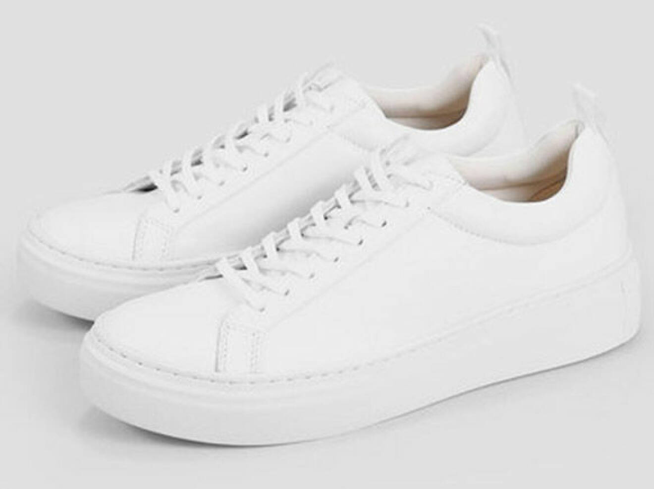 basgarderob skor: vita sneakers från vagabond