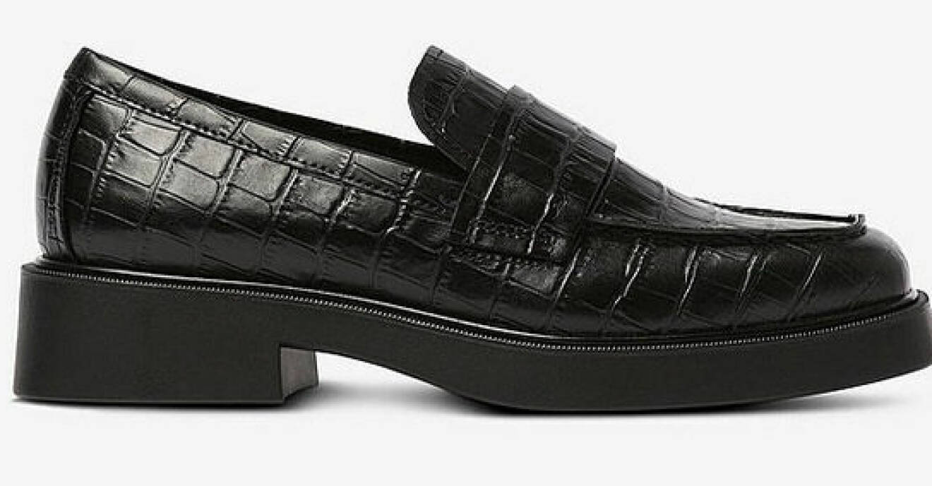basgarderob skor: svarta krokopräglade loafers från Tamaris