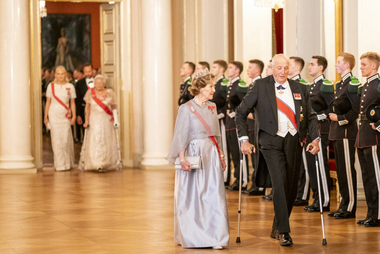 Drottning Sonja Kung Harald kryckor