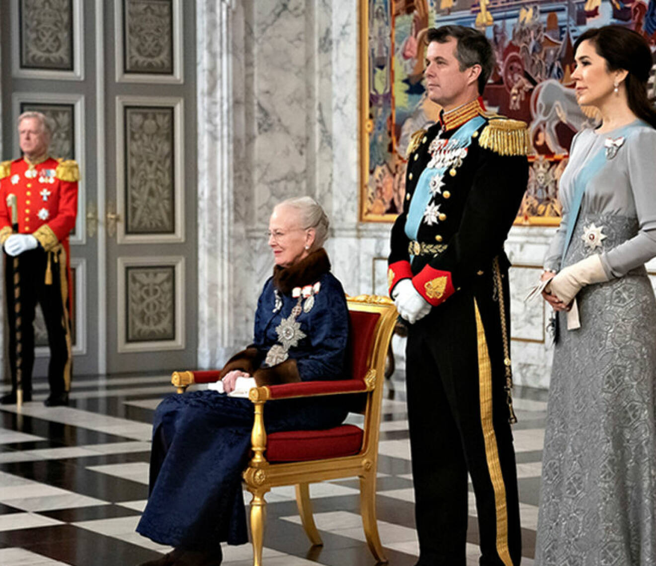Drottning Margrethe tar emot gäster sittande på grund av sina ryggproblem