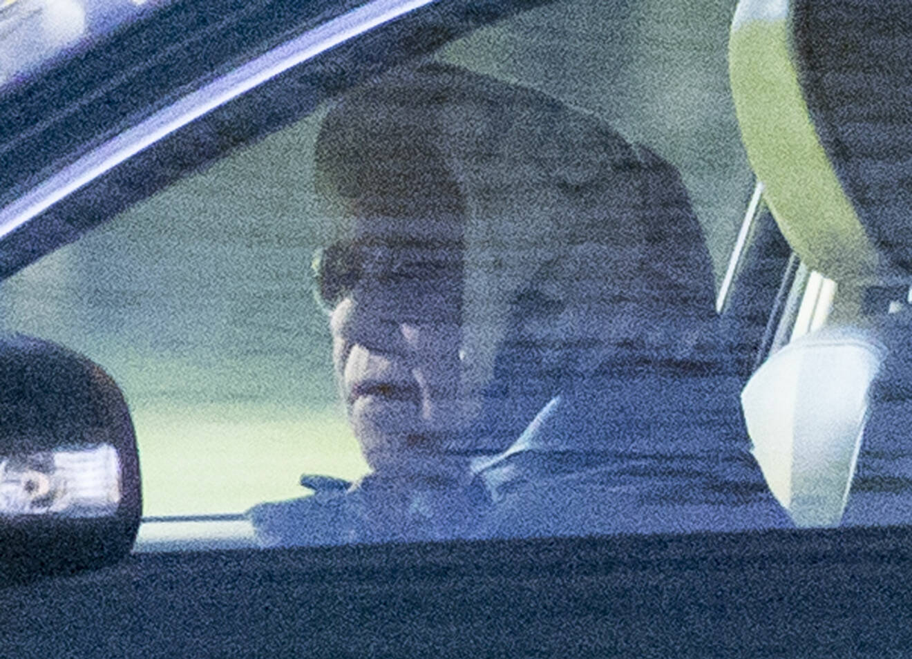 Drottning Elizabeth sjuk sjalett solglasögon kör bil Windsor