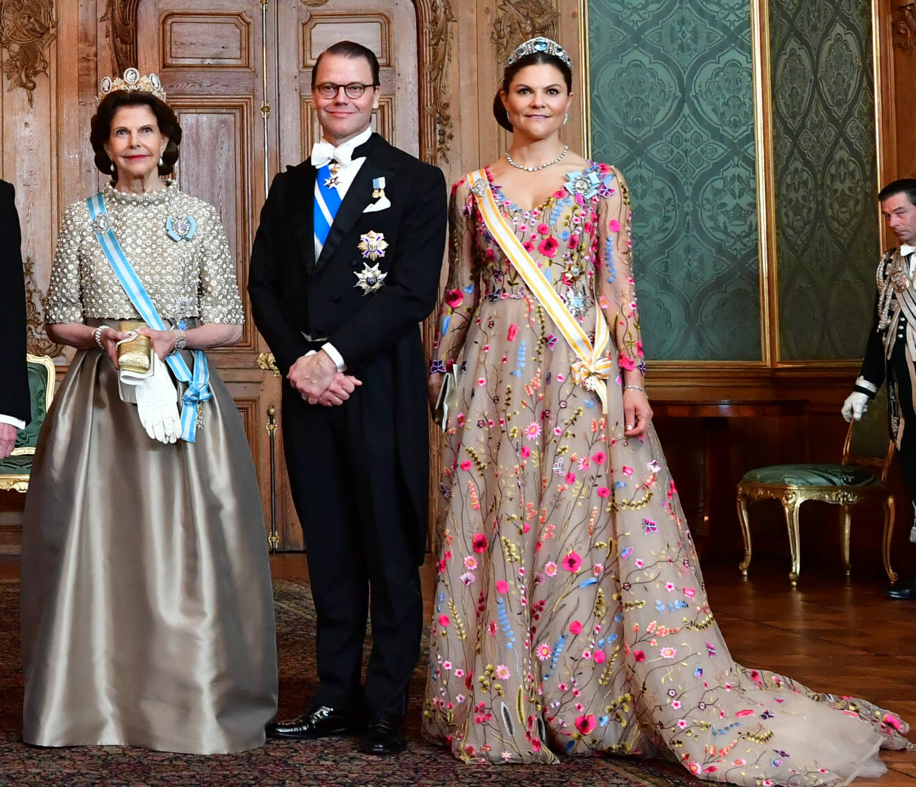 Drottning Silvia Guldklänning Kronprinsessan Victoria i Frida Jonsvens