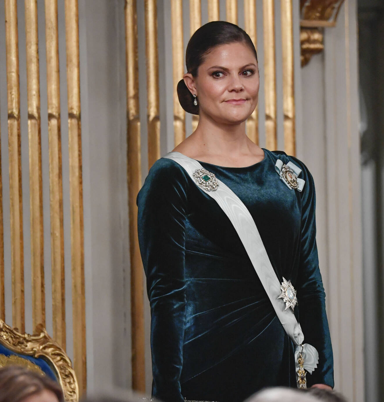 Kronprinsessan Victoria i grön sammet på Svenska Akademiens högtidssammankomst 2021