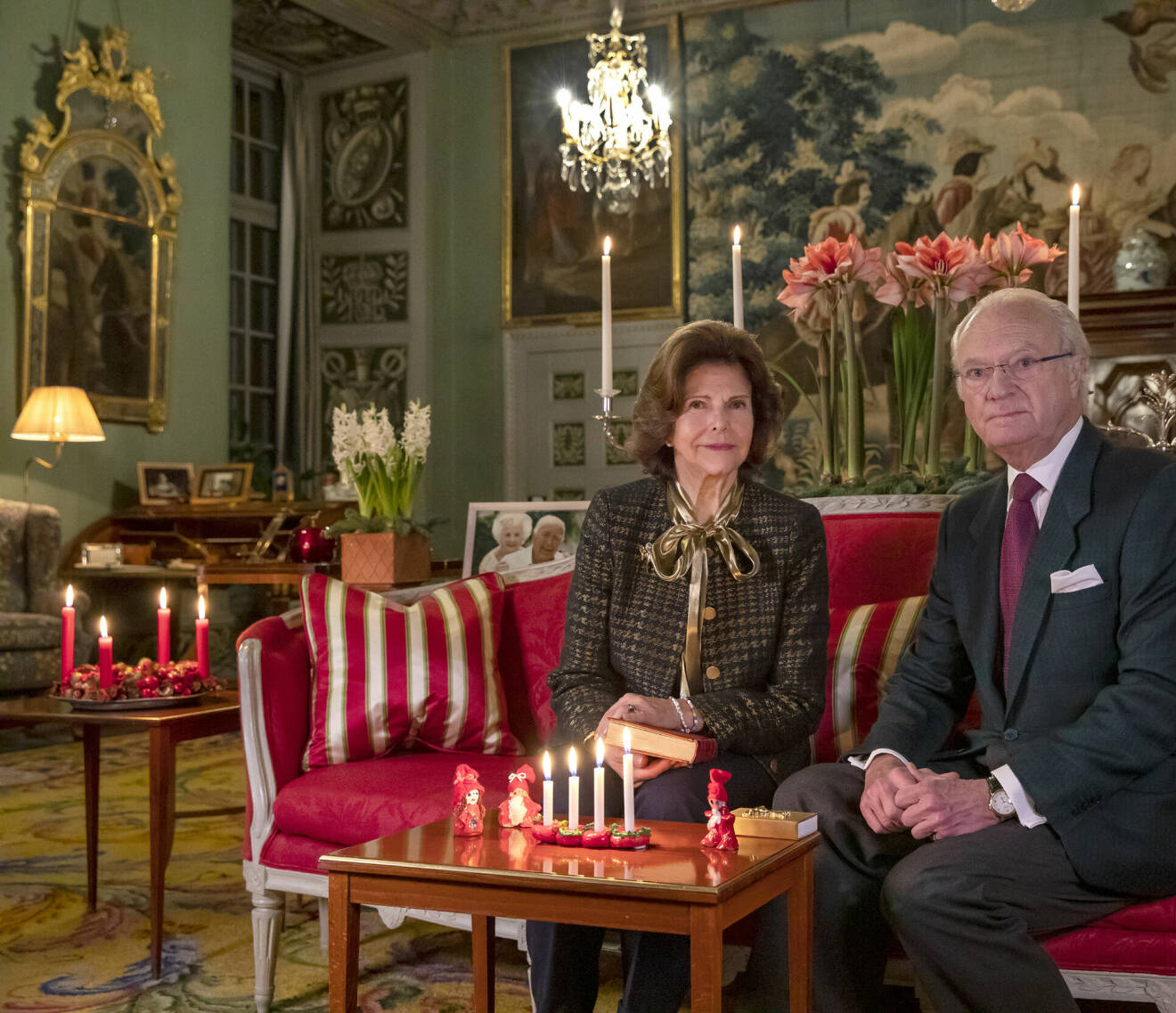 Kungen och drottningen i sitt vardagsrum på Drottningholm