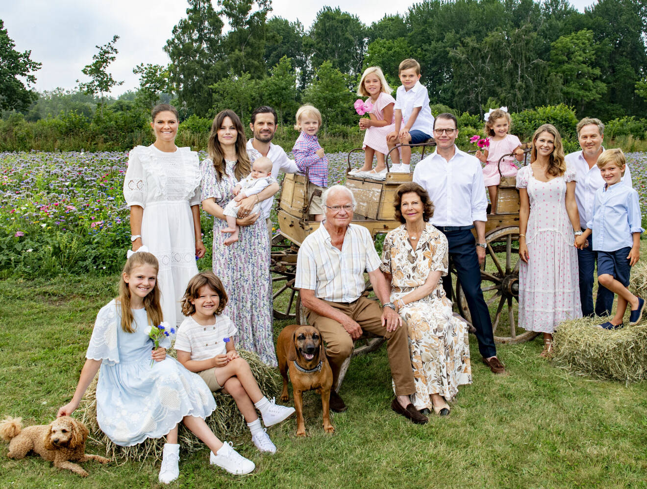 Kungafamiljen samlad för gruppfoto på Solliden sommaren 2021