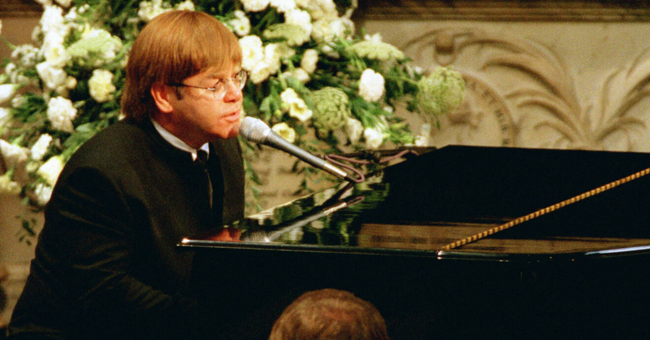 Elton John sjunger "Candle in the wind/Goodbye Englands rose" på prinsessan Dianas begravning