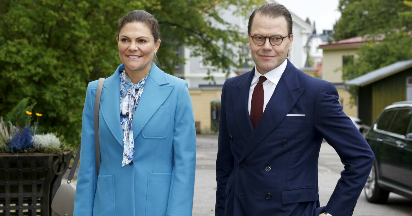 Kronprinsessan Victoria och prins Daniel anländer till Gävle slott under sitt besök i Gävleborgs län 2021.