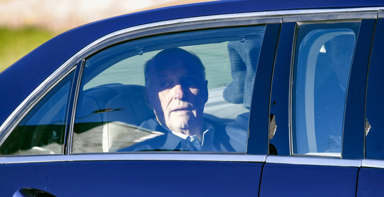 Kung Harald i en bil på väg från Rikshospitalet i Oslo 2020