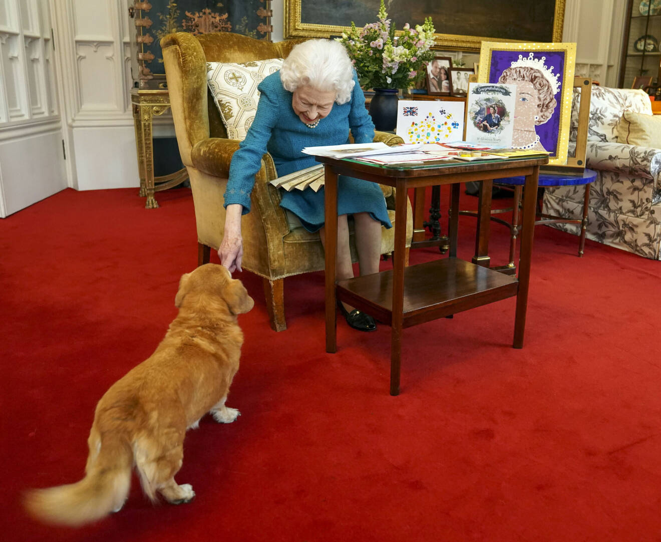Drottning Elizabeth med sin hund en dorgi