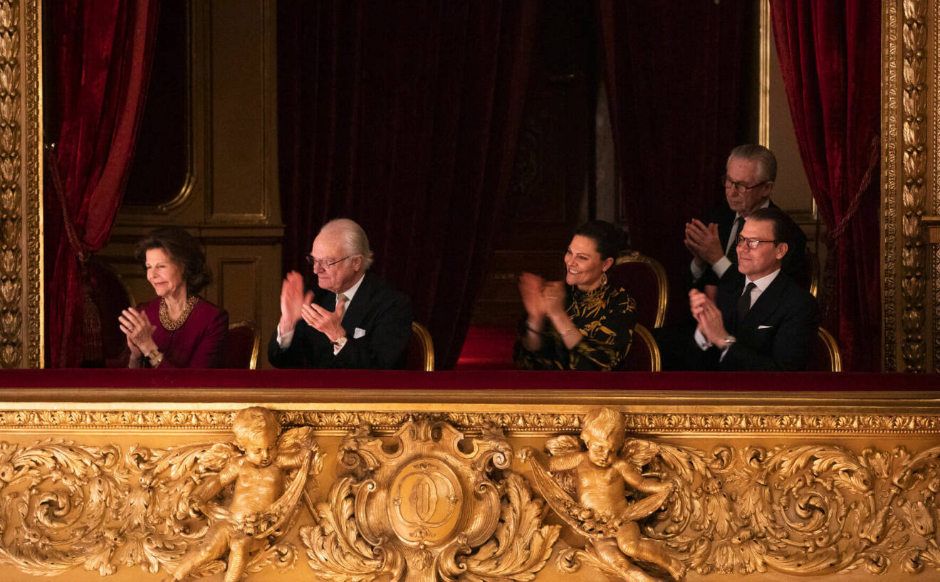 Drottning Silvia Kungen Kronprinsessan Victoria Prins Daniel ser operan Löftet