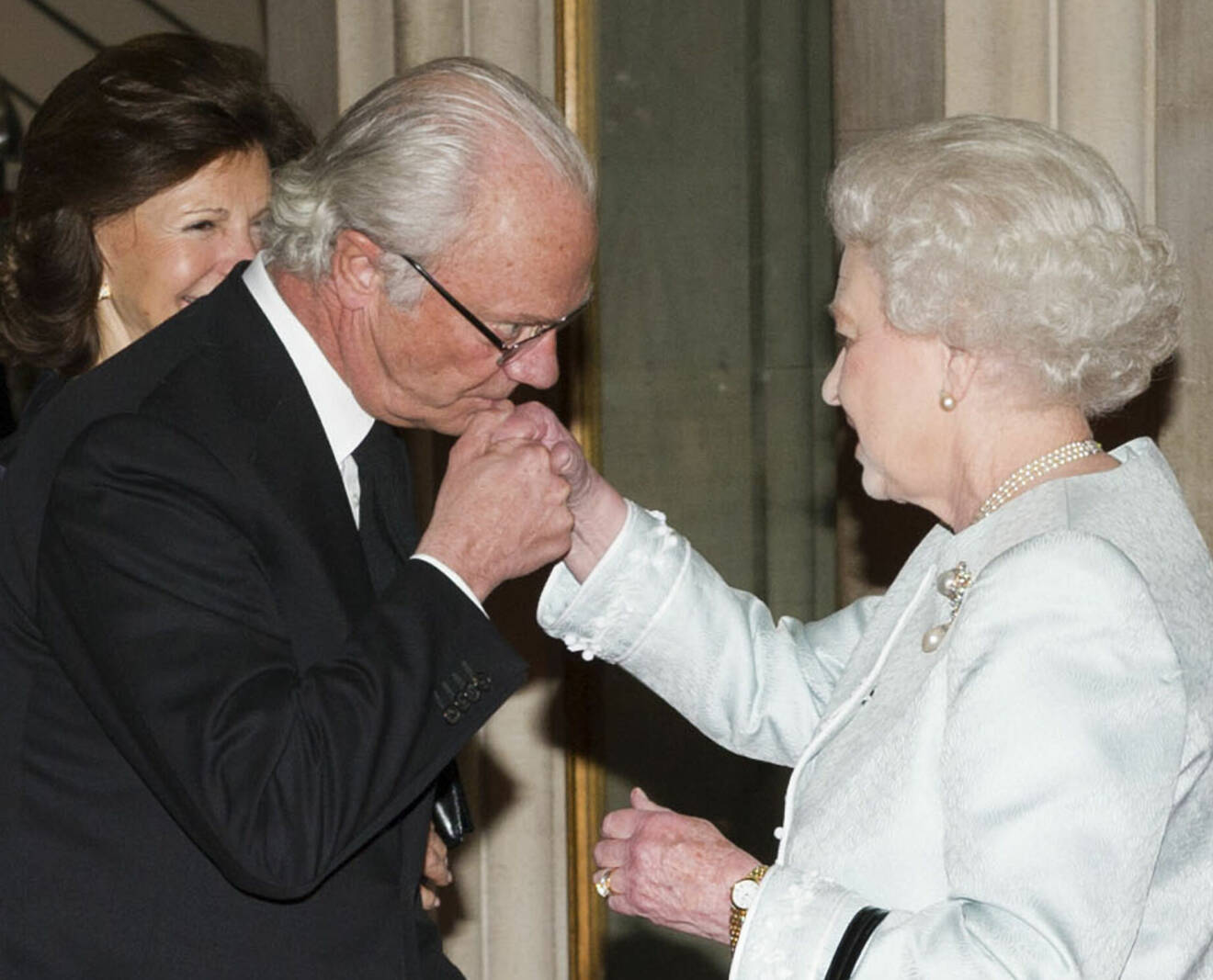 Kungen kysser drottning Elizabeth på hand