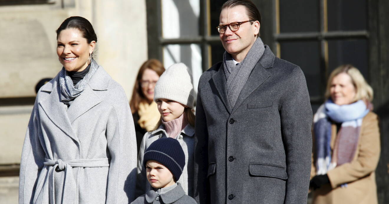 Kronprinsessan Victoria, prins Oscar, prinsessan Estelle och prins Daniel vid namnsdagsfirandet på Stockholms slott