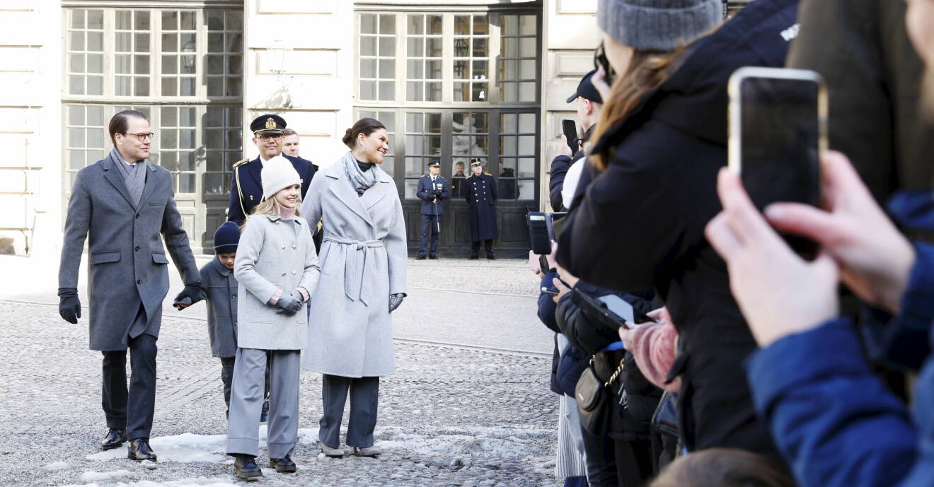 Prins Daniel, prinsessan Estelle, prins Oscar, och kronprinsessan Victoria vid namnsdagsfirandet på Stockholms slott.