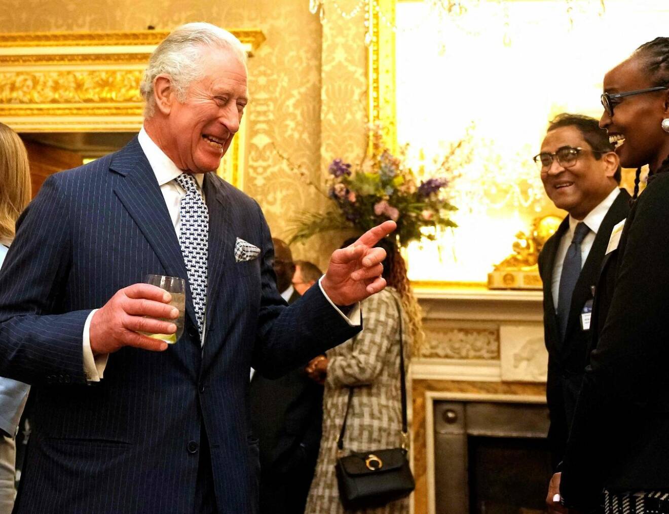 Prins Charles tar en drink