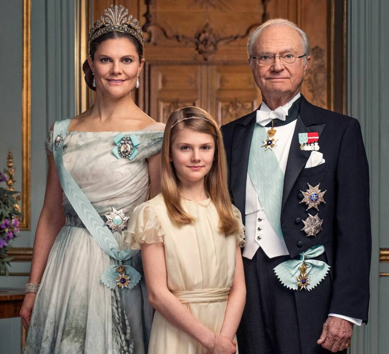 Kronprinsessan Victoria, prinsessan Estelle och kungen på hovets officiella bild