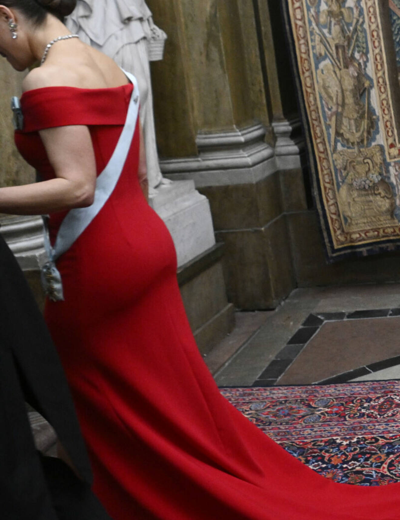 Kronprinsessan Victoria i röd aftonklänning från Pär Engsheden