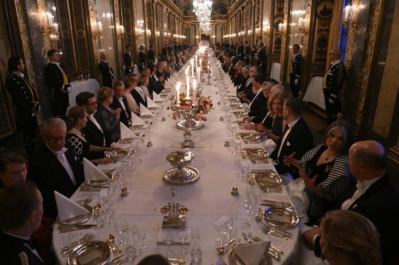 Kungafamiljens gäster till bords i Karl XI:s galleri