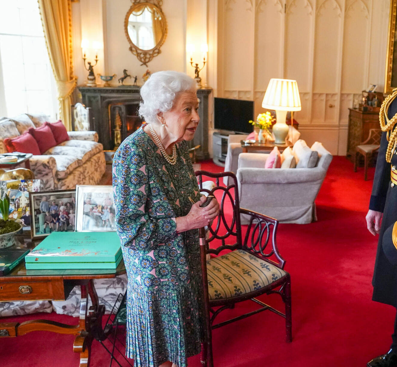 Drottning Elizabeth i The Oak room på Windsor Castle