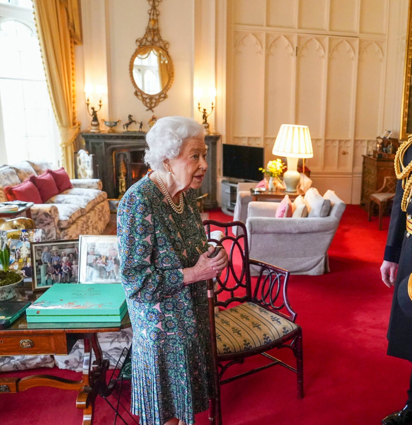 Drottning Elizabeth i The Oak room på Windsor Castle