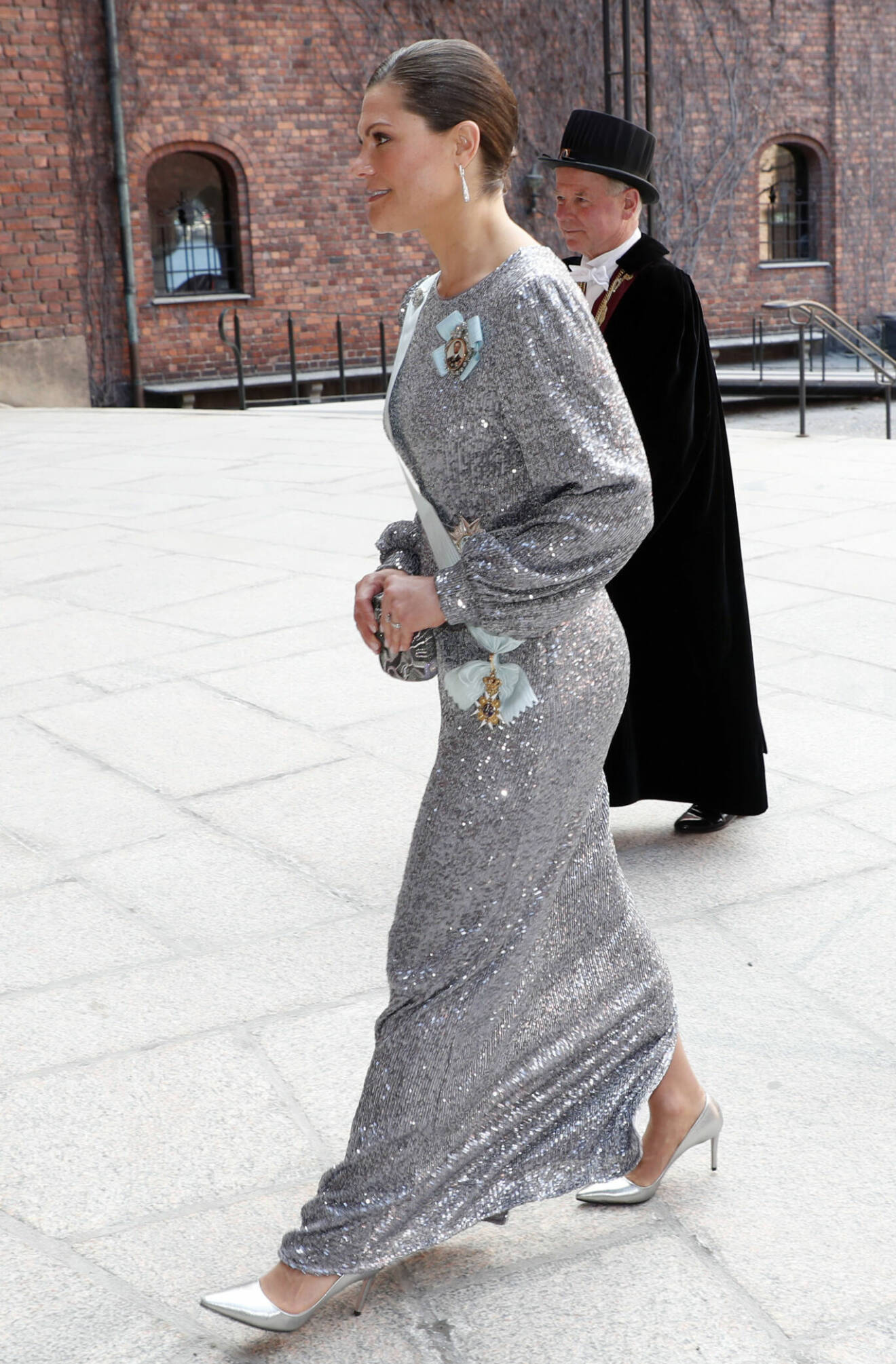 Kronprinsessan Victoria i en aftonklänning från By Malina i silver