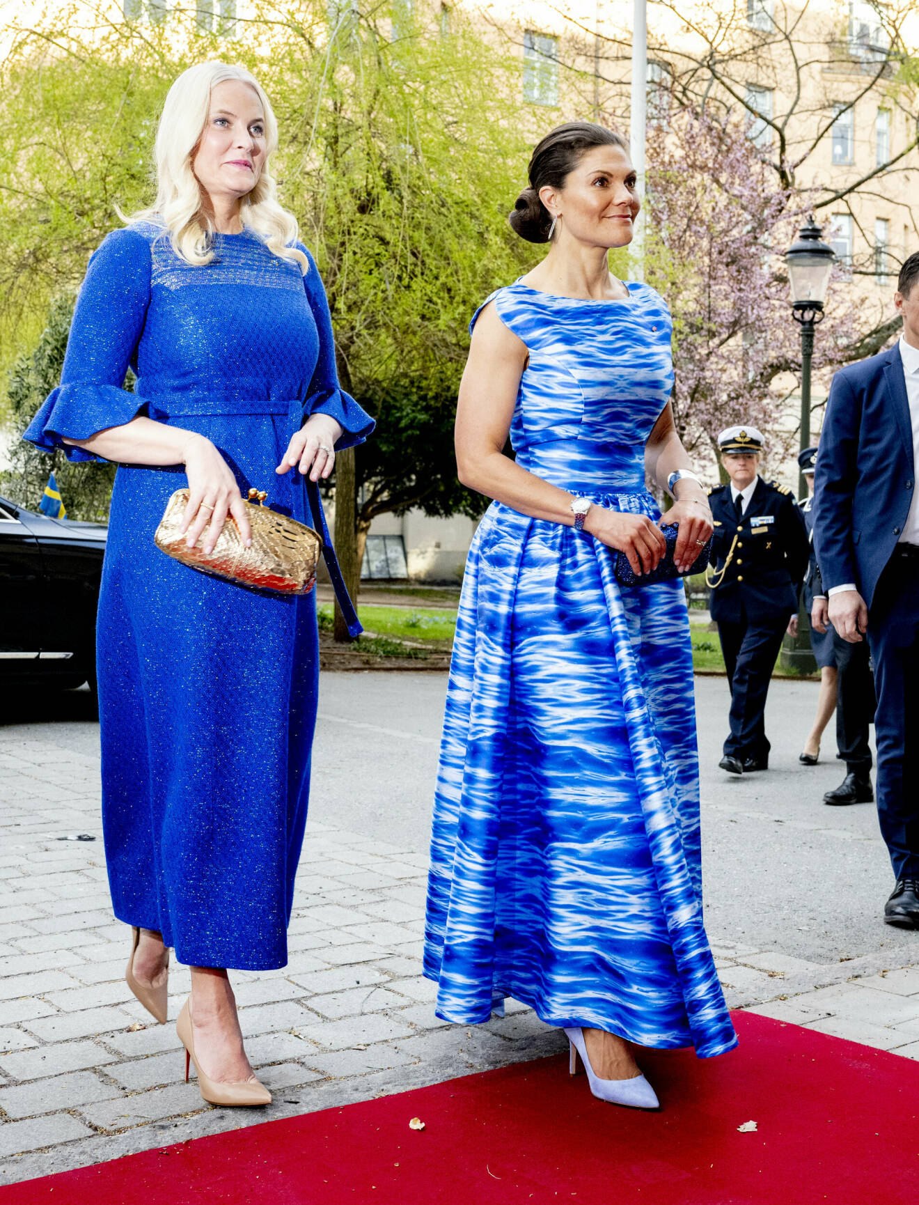 Kronprinsessan Mette-Marit och kronprinsessan Victoria på norska ambassadörens middag