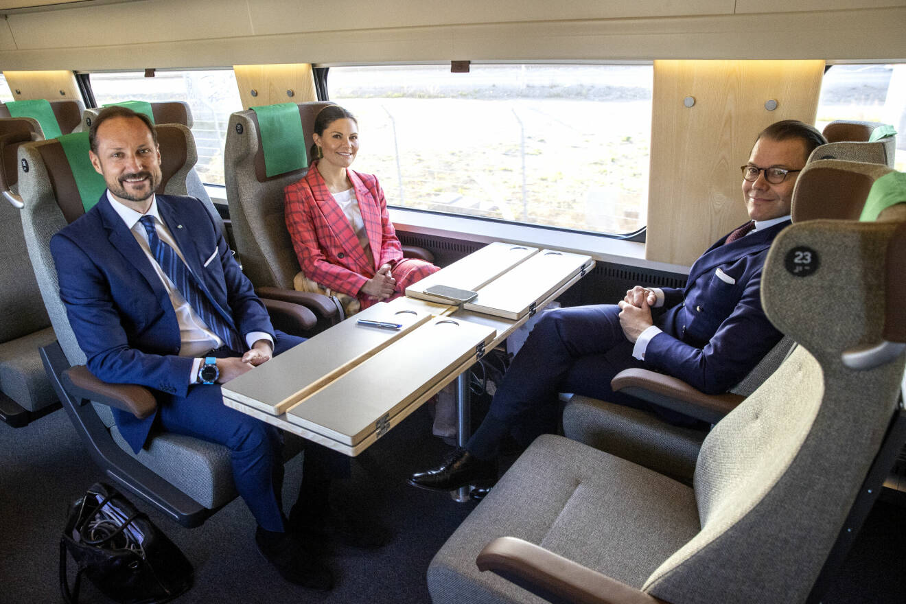 Kronprinsessan Victoria Prins Daniel Kronprins Haakon på väg med tåg till Göteborg