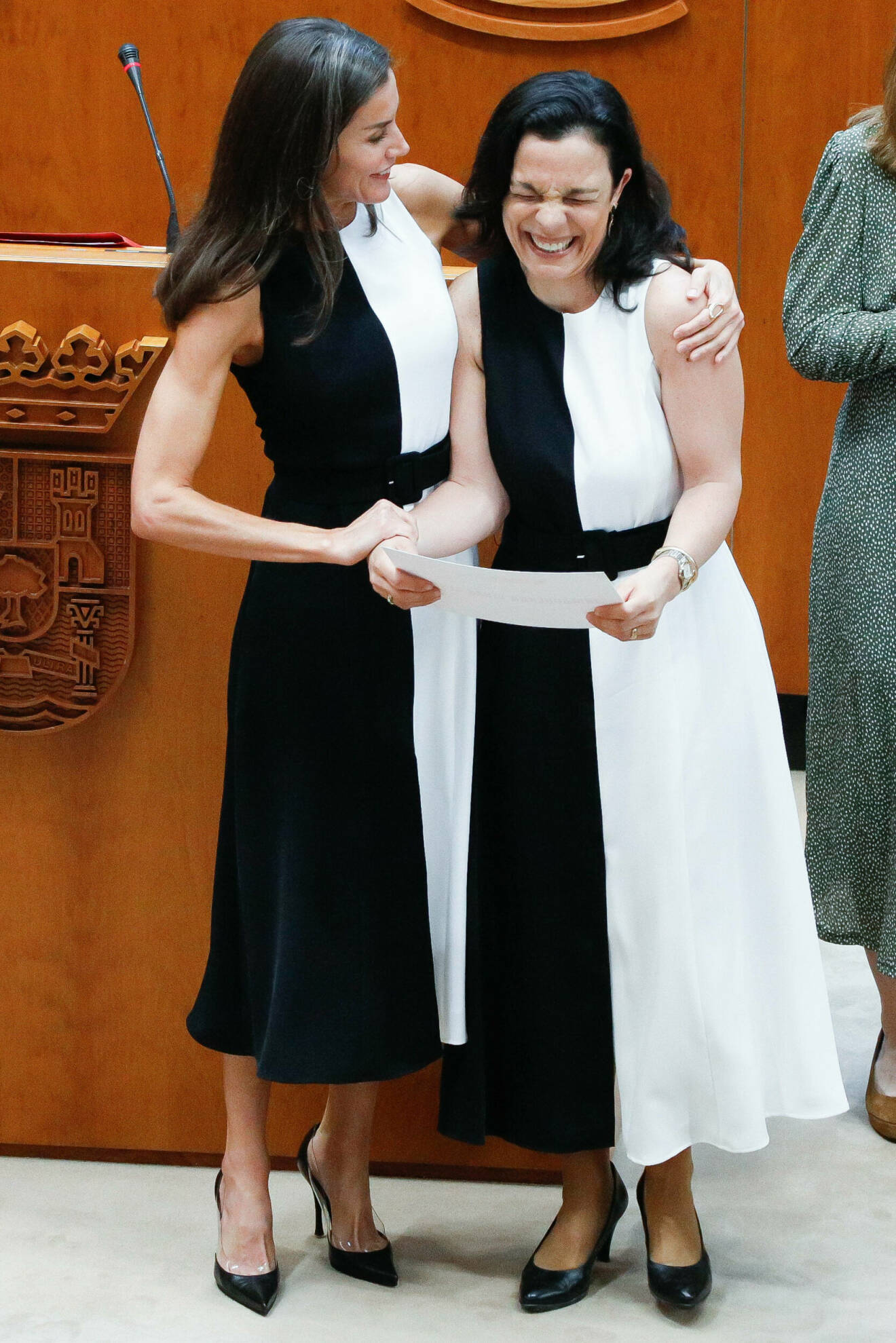 Drottning Letizia och Inmaculada Vivas-Tesón i samma klänning från Mango. I likadana klänningar