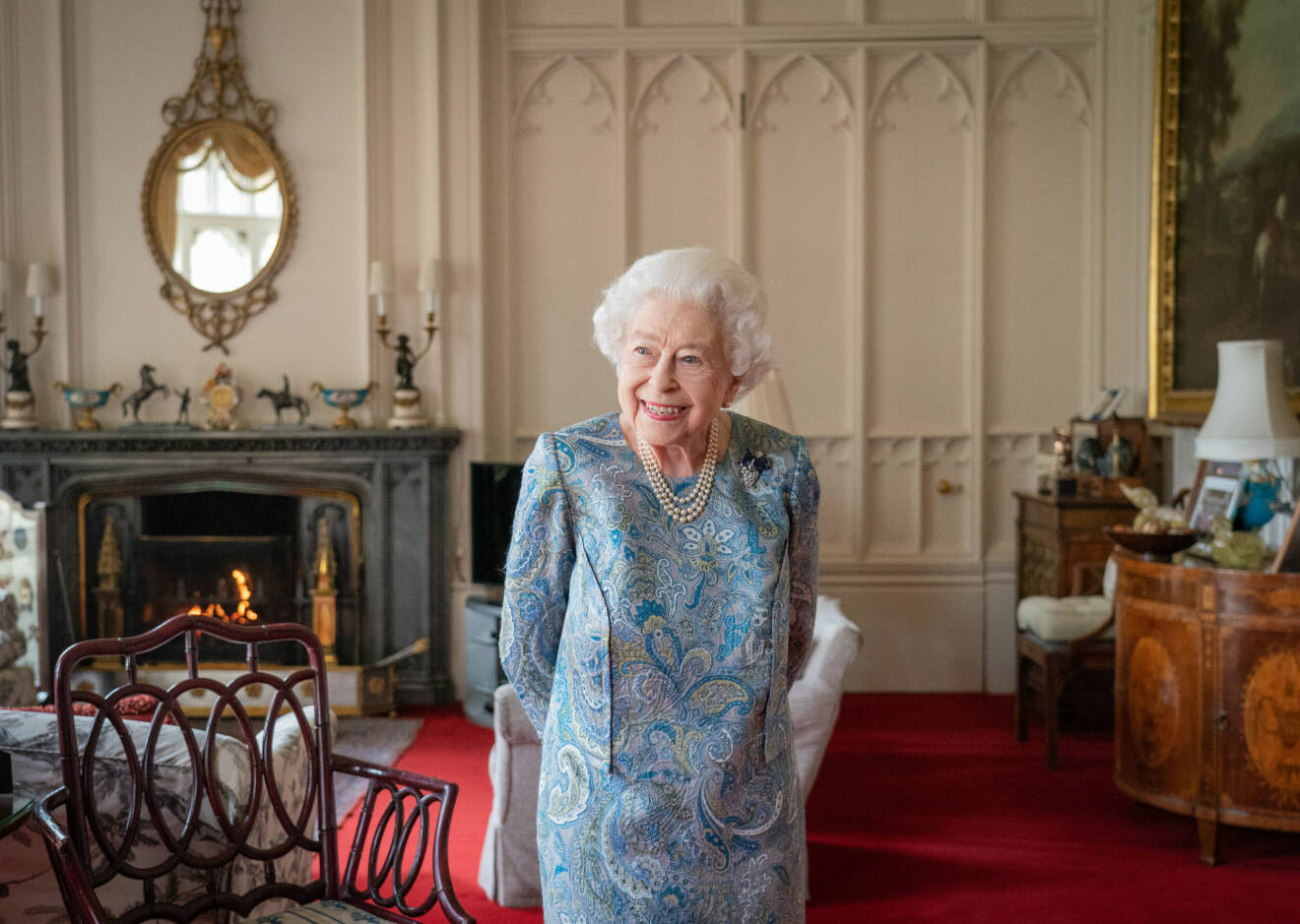 Drottning Elizabeth i The Oak Room på Windsor Castle april 2022
