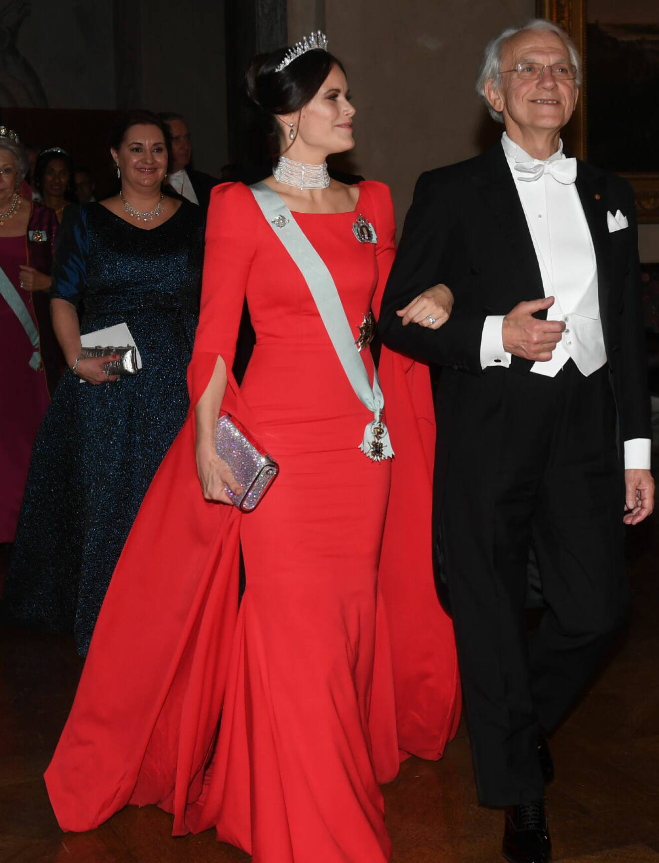Prinsessan Sofia på Nobelfesten 2018 i sin röda klänning från Zetterberg Couture