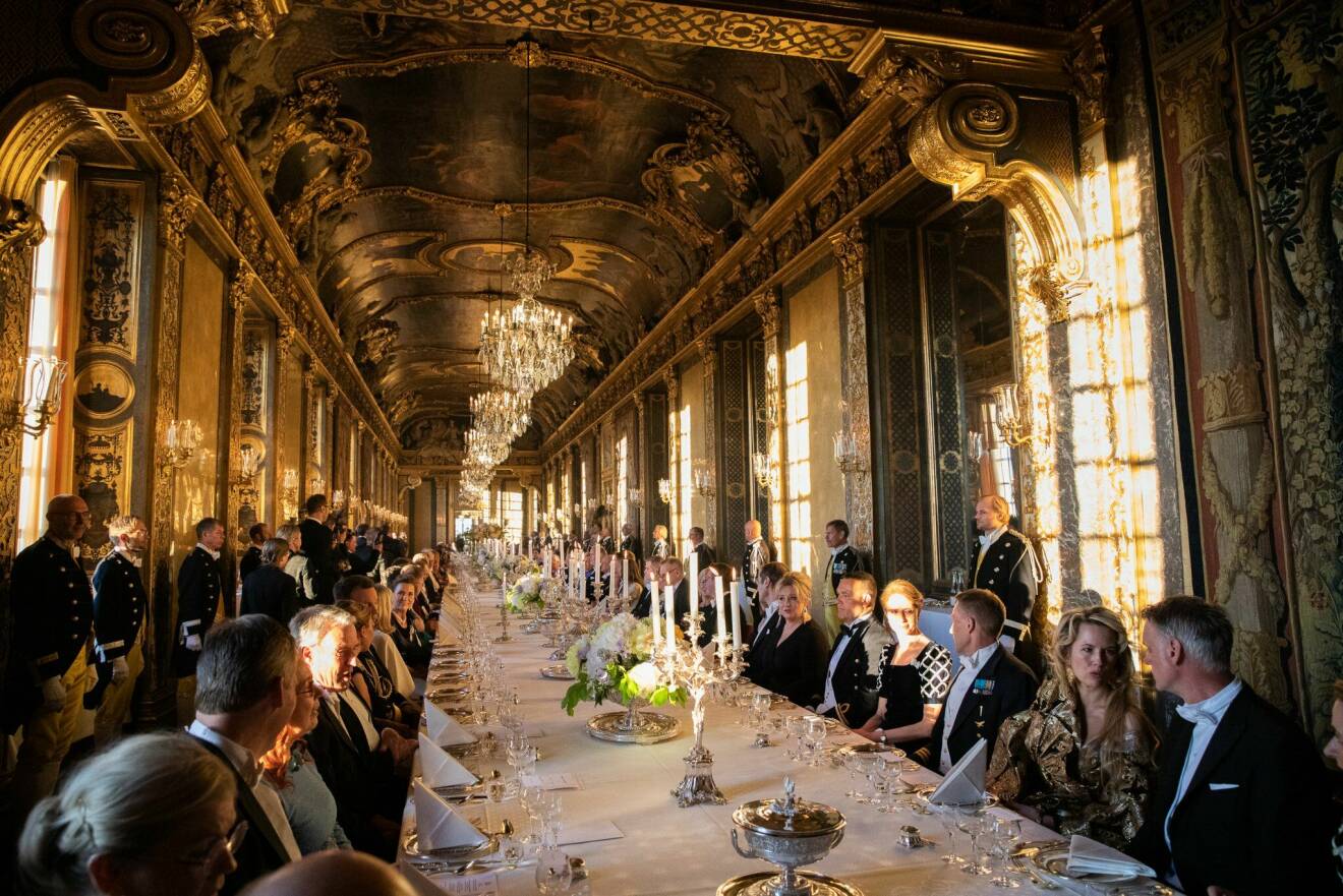 Gästerna i Karl XI:s galleri under galamiddagen på slottet