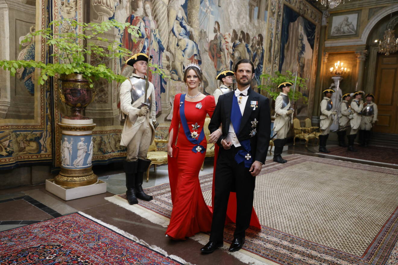 Prinsessan Sofia och prins Carl Philip anländer till tisdagens galamiddag på Stockholms slott för det finska presidentparet som är på ett två dagar långt statsbesök.