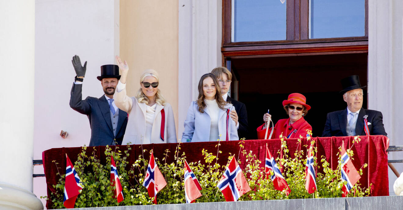Kronprins Haakon, kronprinsessan Mette-Marit, prinsessan Ingrid Alexandra, prins Sverre Magnus, drottning Sonja och kung Harald