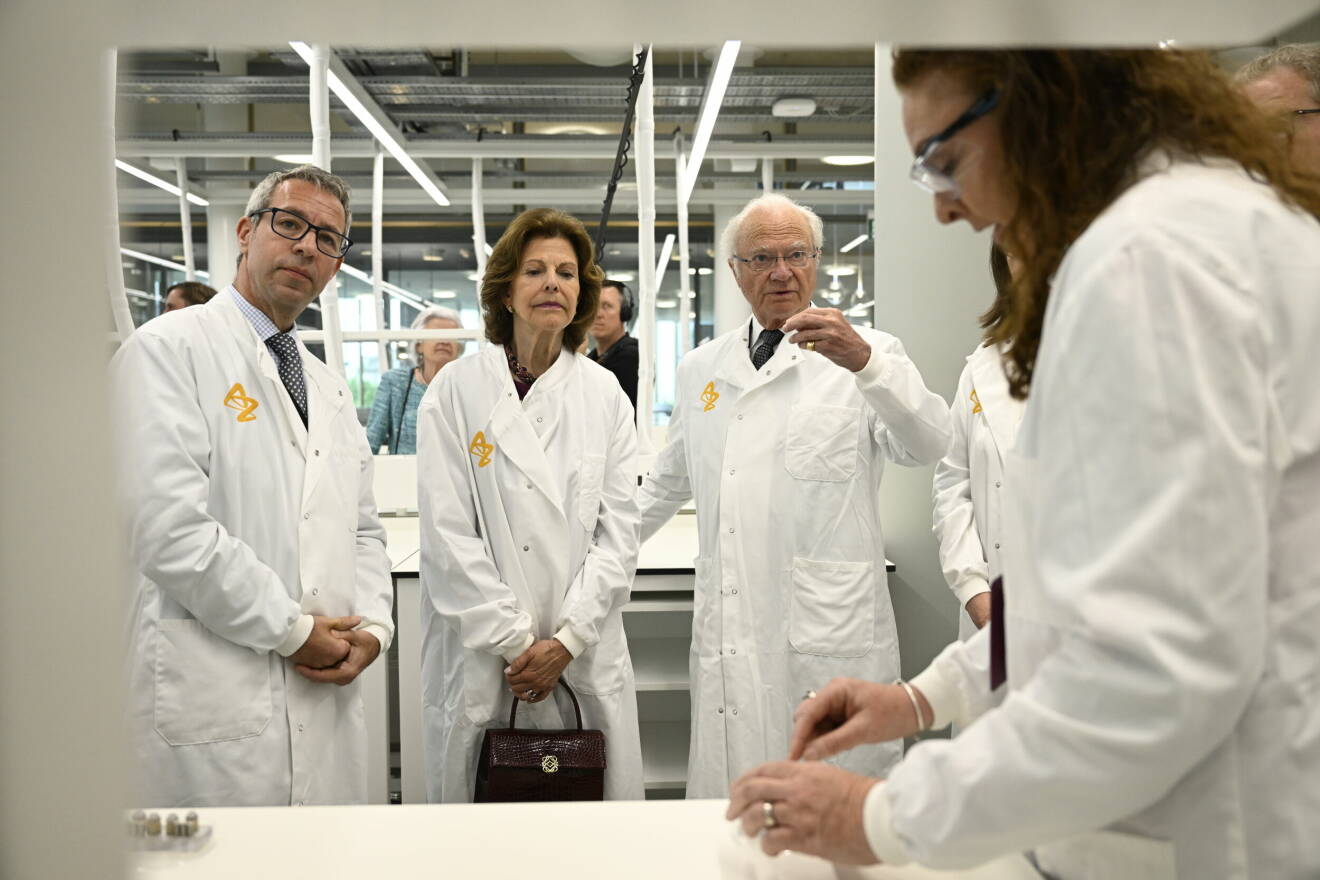 Drottning Silvia och kung Carl Gustaf besöker Astra Zeneca Discovery Centre i Cambridge under sitt besök i Storbritannien och guidas runt av bland andra forskaren Sir Mene Pangalos